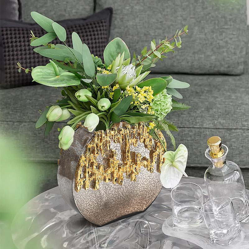 Luxurious glass vase with big mouth